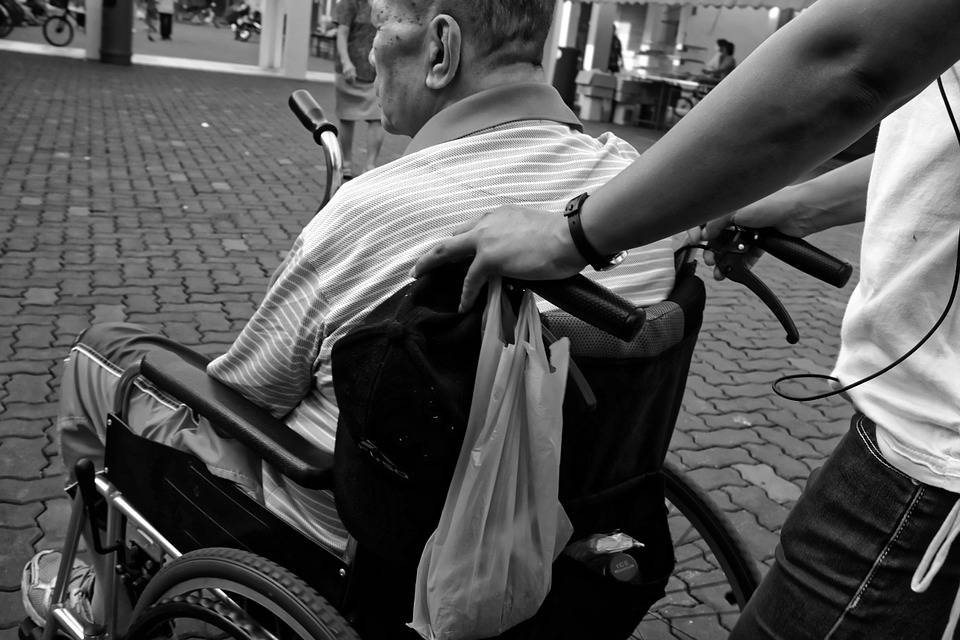 Transport et coûts pour rapatrier une personne âgée en fauteuil roulant longue distance ?